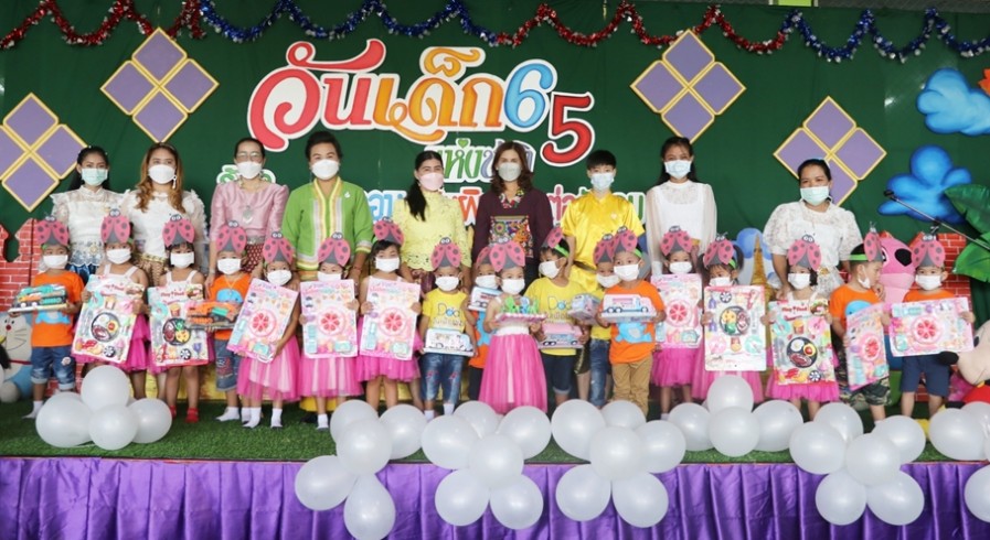 เทศบาลเมืองปางมะค่าจัดงานโครงการวันเด็กแห่งชาติเด็กๆร่วมกิจกรรมรับของรางวัลสนุกสนาน