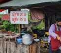 ชวนชิม เนื้อหมูพวงทอดยายนงสุดอร่อย ริมถนนสายขึ้นเหนือ ลูกค้าแวะจอดซื้อกันตลอดเวลา