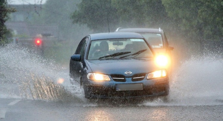 7 เทคนิค การขับรถตอนฝนตกอย่างถูกวิธี